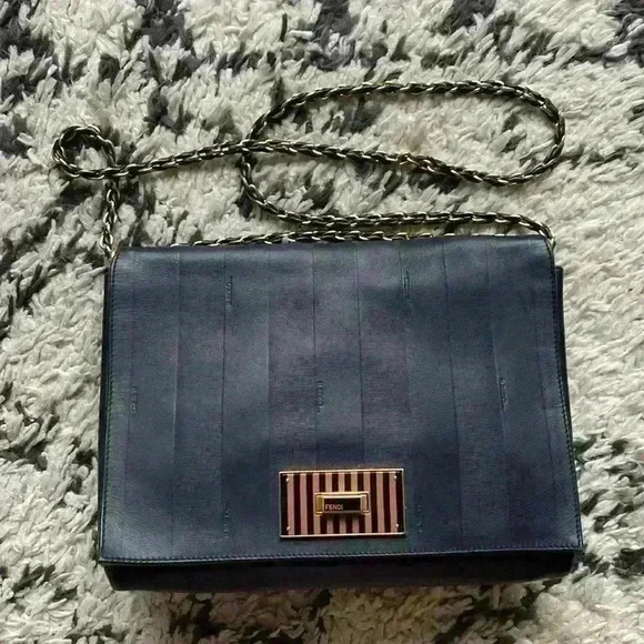 Fendi crossbody/shoulder leather bag, authentic, gold hardware - Picture 3 of 17